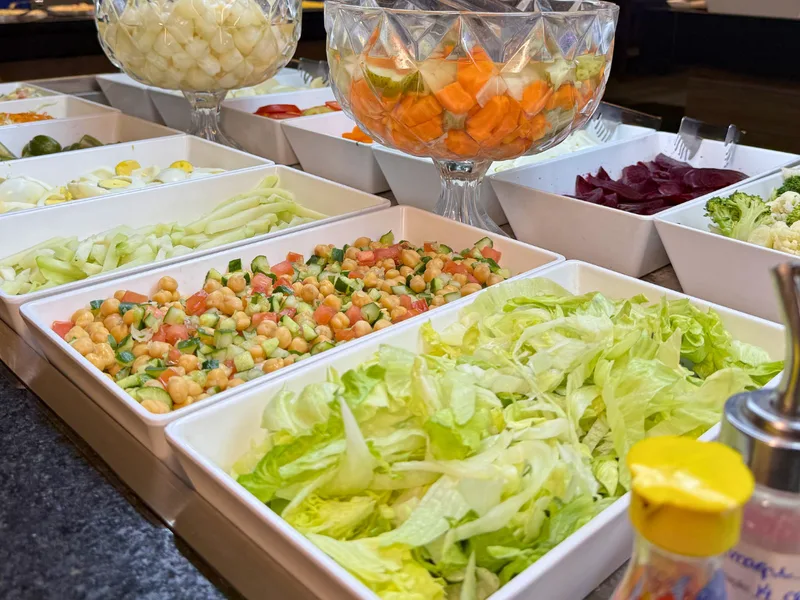 Mesa de saladas do buffet da Monte Bello